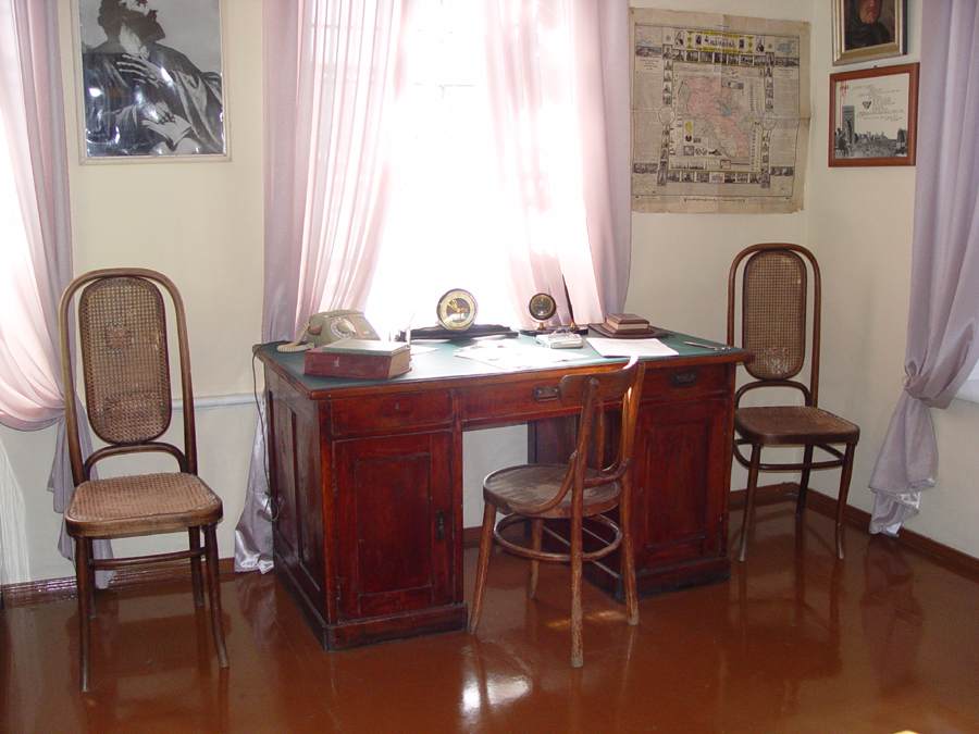 Shiraz&rsquo; Desk